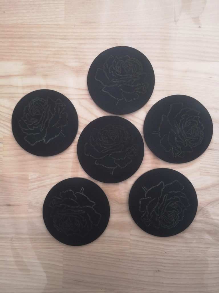 Lot De 6 Dessous De Verre En Cuir Motif Tête De Mort - Noir Et Bleu, Avec Support